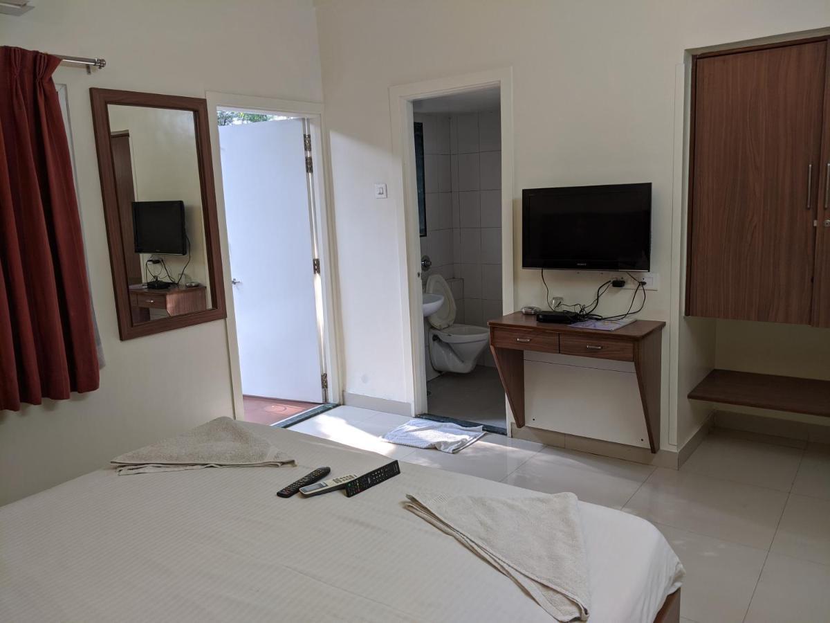 Suryavilla Hotel Пуна Экстерьер фото